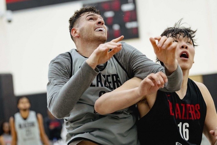 队记：杨瀚森设置掩护和传球均偏慢 但他的节奏比克林根稍快