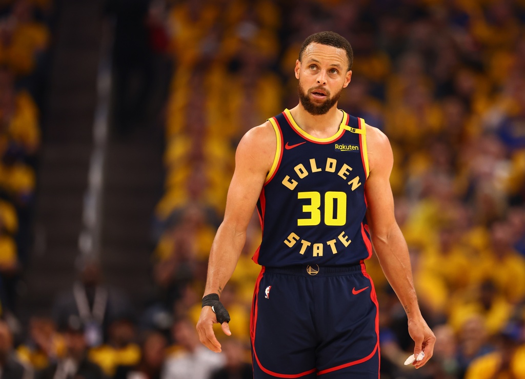 张佳玮：库里开启了三分时代 他影响NBA球队在10年间三分出手翻倍